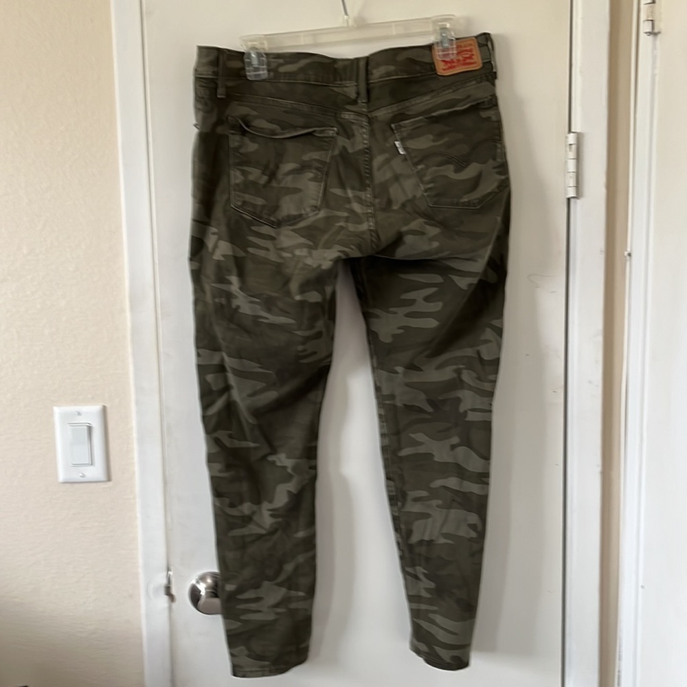 Levi women’s camo jeans. Size 32 (14) - Picture 2 of 4